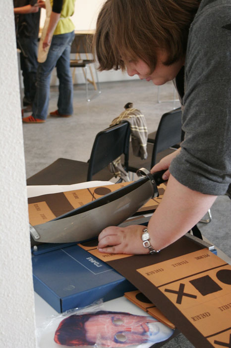 042